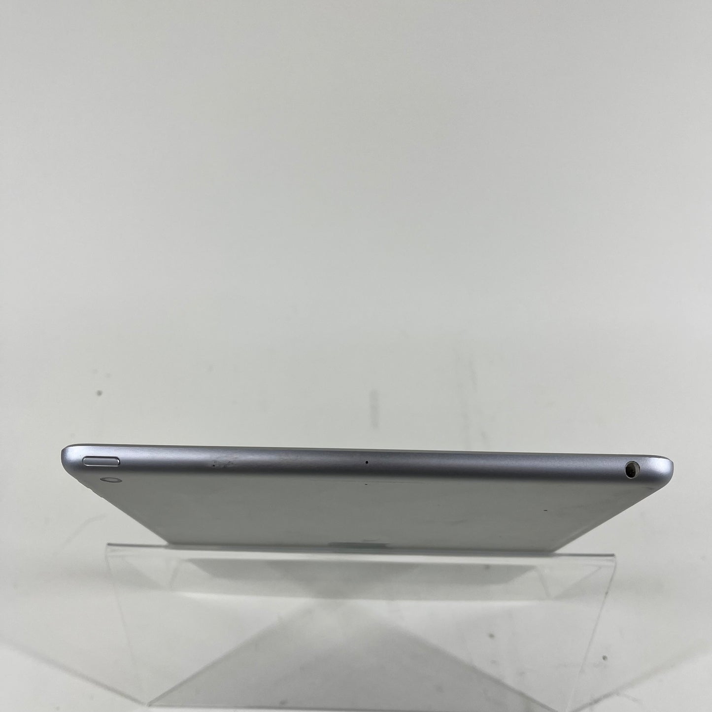 WiFi Only Apple iPad 7th Gen 32GB 17.6.1 SILVER MW752LL/A