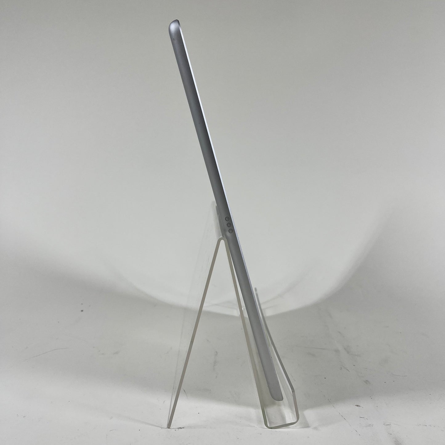 WiFi Only Apple iPad 7th Gen 32GB 17.6.1 SILVER MW752LL/A