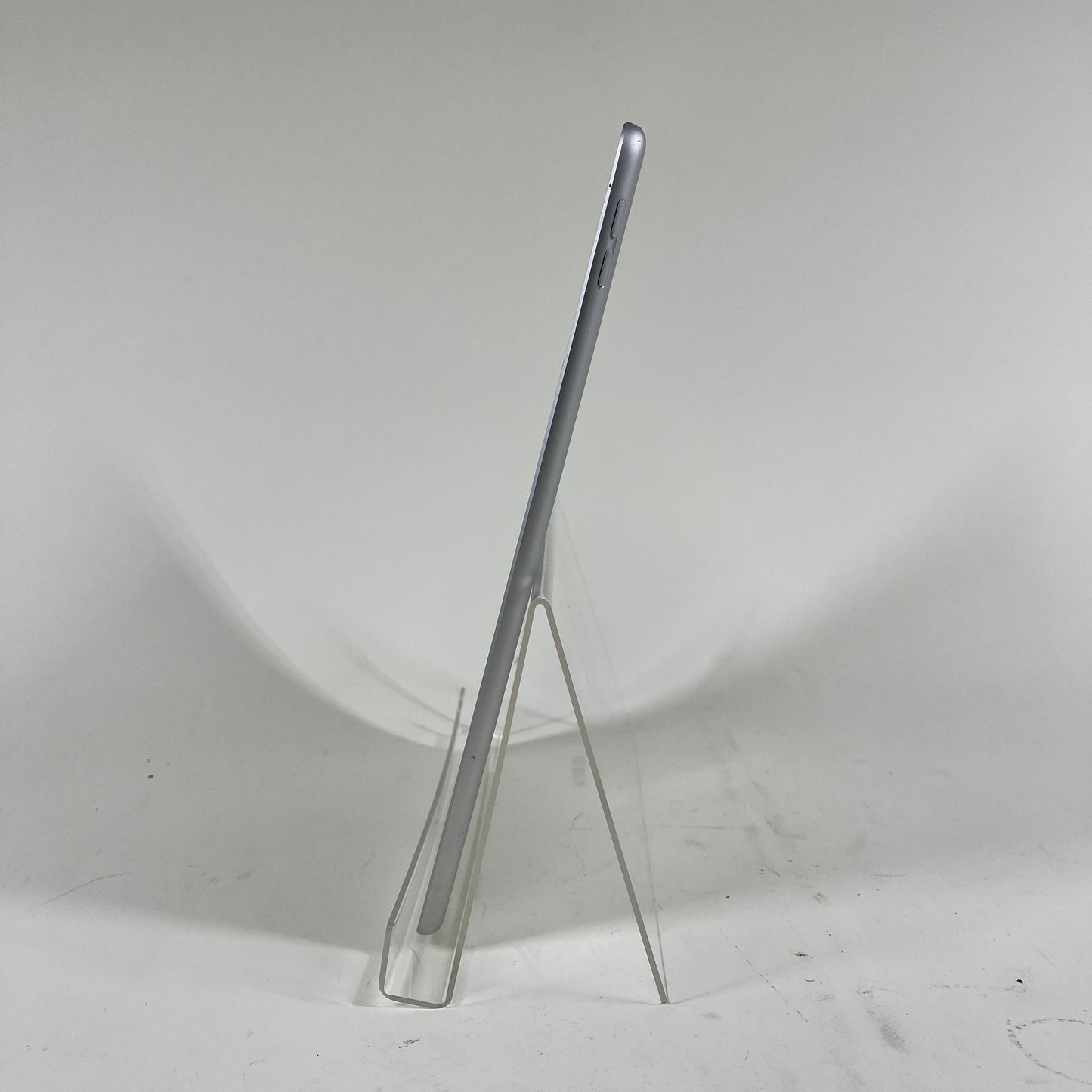 WiFi Only Apple iPad 7th Gen 32GB 17.6.1 SILVER MW752LL/A