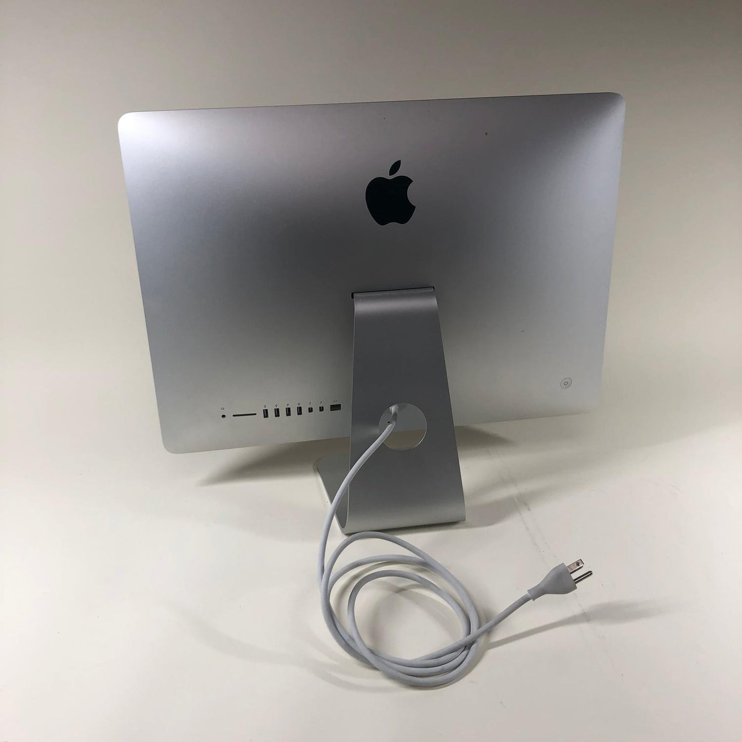 2013 Apple iMac 21.5" i5-4570R 2.7GHz 8GB RAM 1TB HDD Silver A1418